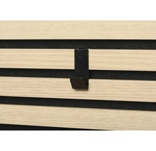 Schwarzer Haken an einer Holzvertäfelung