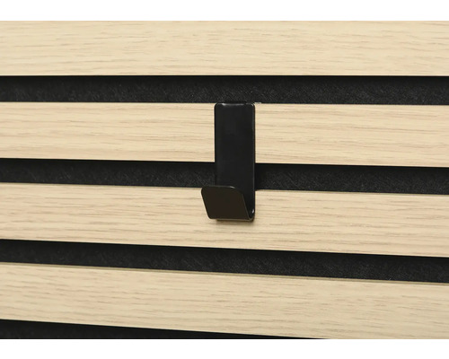 Schwarzer Haken an einer Holzvertäfelung