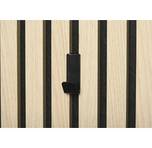 Schwarzer Metallhaken an einer Holzpaneelwand