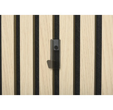 Nahaufnahme einer Akustikplatte mit einem daran befestigten Haken zur Schallabsorption