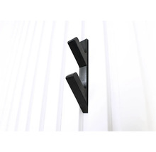 Schwarze Garderobenhaken an einer weißen Wand