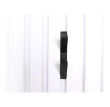 Nahaufnahme einer schwarzen Hakenleiste an einer weißen Tür