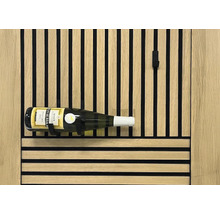 Weinregal mit einer Flasche Wein