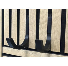 Detailansicht einer Wandgarderobe mit Haken