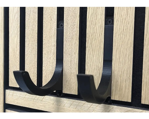 Detailansicht einer Wandgarderobe mit Haken