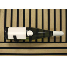 Eine liegende Weinflasche mit Etikett in einer Halterung