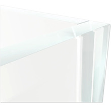 Eckansicht eines transparenten Acrylglasblocks