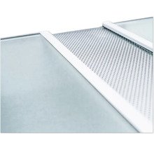 Detailansicht eines Glaspaneels mit Metalleinsatz