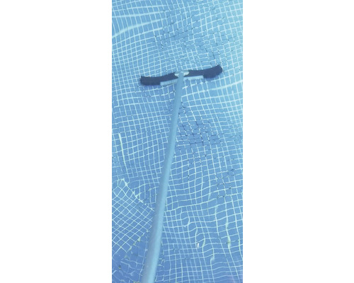 Poolbürste unter Wasser zur Poolreinigung