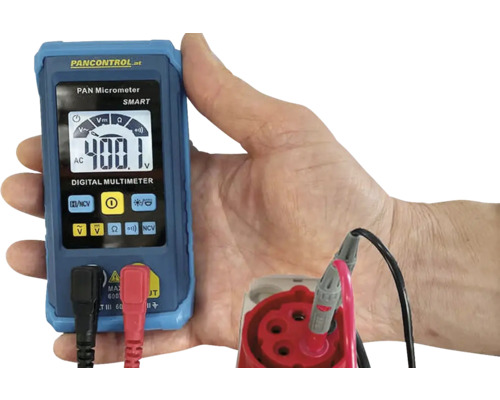 Ein PAN Micrometer Digitalmultimeter in einer Hand.