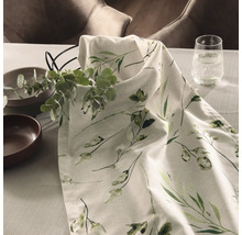 Tischdekoration mit Tischläufer, Geschirr und Glas