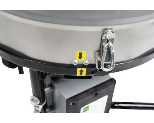 Detailansicht eines Betonmischers mit Verriegelungsmechanismus und Richtungspfeilen zur Bedienung.