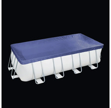 Rechteckiger Pool mit blauer Abdeckung.