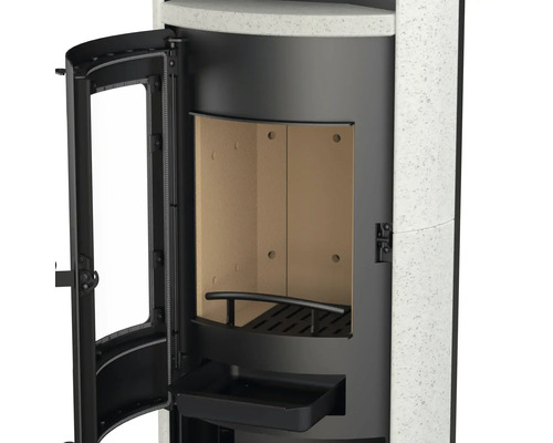 Kaminofen mit offener Tür für Brennholz