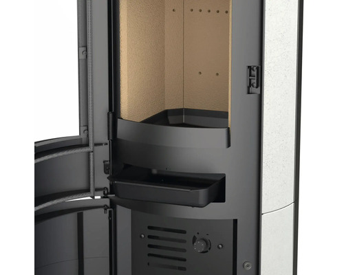 Detailansicht eines Kaminofens mit offener Tür und integriertem Holzfach