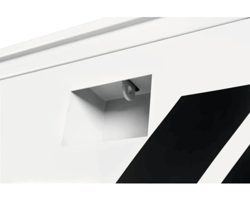 Detailansicht eines Anhängers an einer weißen Oberfläche mit schwarzem Design.