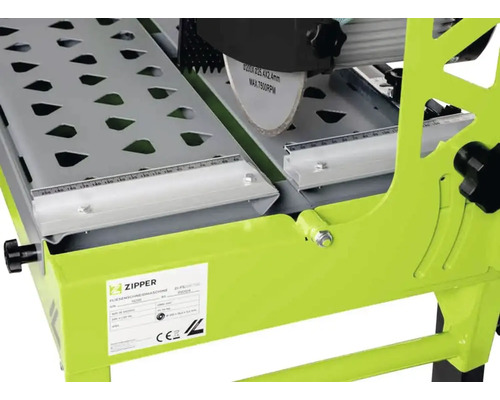 Fliesenschneidmaschine mit Schneidrad und Messskala für präzise Fliesenzuschnitte.