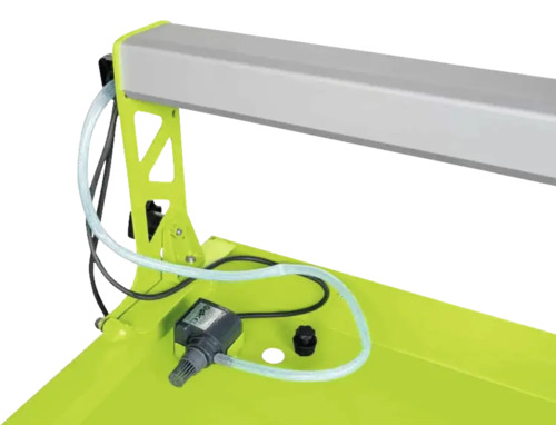 Nahaufnahme eines Zimmerbrunnens mit Pumpe und Beleuchtung