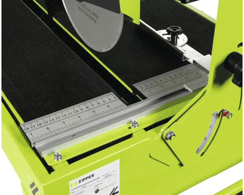 Detailaufnahme einer Fliesenschneidmaschine mit Maßanzeige und Sägeblatt