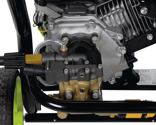 Detailansicht des Motors und der Pumpe eines Hochdruckreinigers