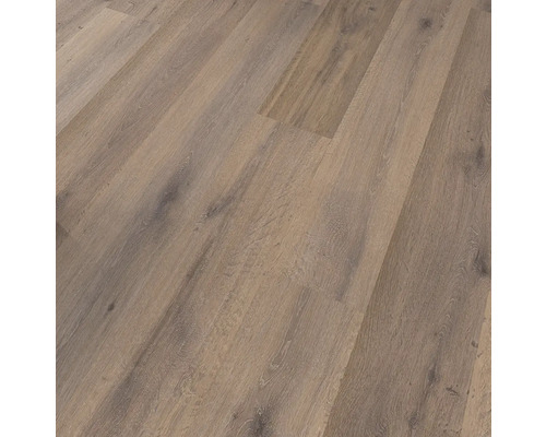 Verlegter Laminatboden im Innenbereich mit Holzoptik.