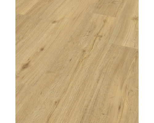 Nahaufnahme von verlegtem Laminatboden in Holzoptik.