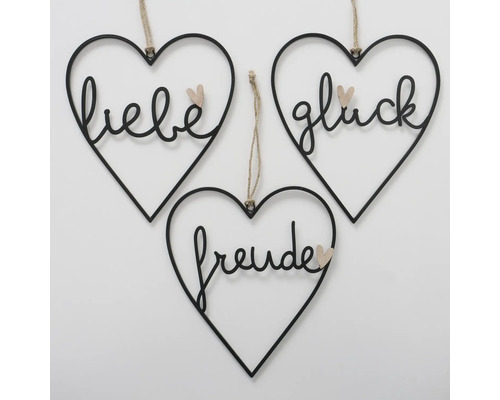 Drei herzförmige Dekorationen mit den Worten Liebe, Glück und Freude