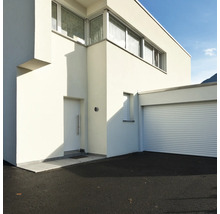 Modernes Haus mit Garage und Rolltor