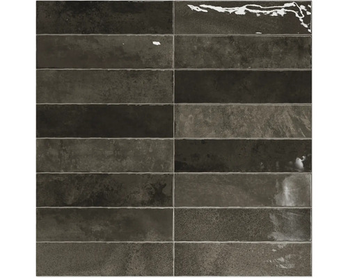 Rechteckige, dunkle Fliesen im Querformat