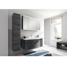 Badezimmer mit Waschtisch, Spiegelschrank und Hochschrank in Holzoptik