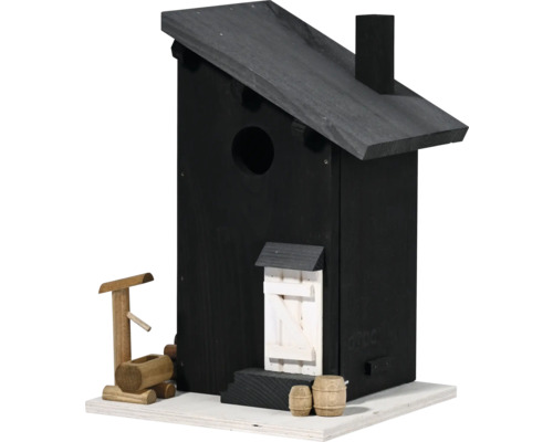 Schwarzes Vogelhaus mit dekorativen Holzfässern und Brunnen