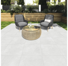 Terrasse mit hellgrauen Fliesen, zwei Sesseln und einem Tisch