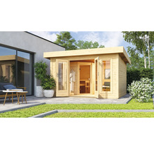 Gartenansicht mit Holzsauna mit Glastüren und Fenstern