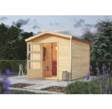 Holzgartenhaus mit geöffneten Türen in einer Gartenumgebung