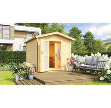 Holzsauna im Garten mit Terrasse und Sitzgelegenheit