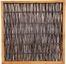 Geflochtener Weidenzaun mit Holzrahmen für den Garten