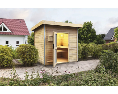 Saunahaus Karibu Opal 4 ohne Ofen mit Holztüre und Milchglas Holzsauna im Garten mit geöffneter Tür und Inneneinrichtung