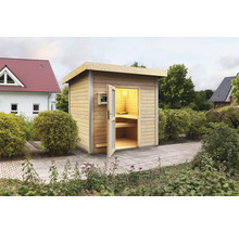 Freistehende Gartensauna aus Holz mit offener Tür und Innenbeleuchtung