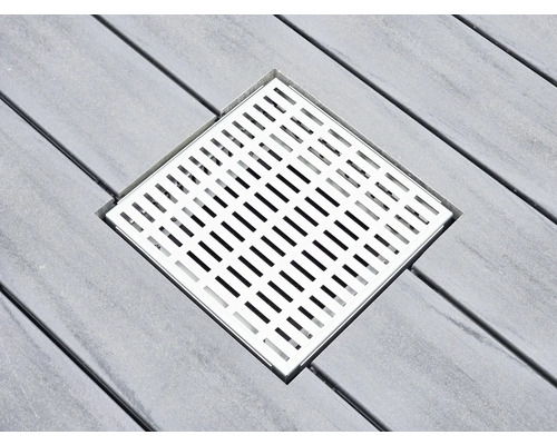 Quadratischer Bodenablauf mit Gitterrost auf Holzterrasse