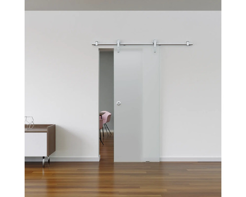 Schiebetür aus Glas mit Beschlägen in einem hellen Raum