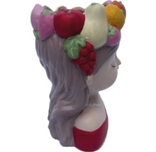 Blumentopf in Form eines Mädchenkopfes mit Fruchtdekoration