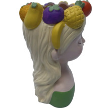 Blumentopf in Form eines Mädchenkopfes mit Fruchtkopfschmuck