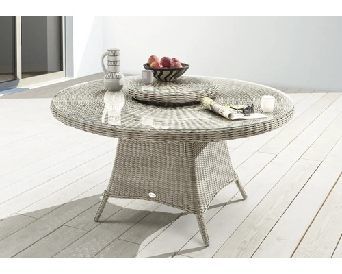 Gartentisch Destiny LUNA Ø150x75 cm mit Drehteller, Polyrattan, vintage weiß Gartentisch aus Rattan mit Glasplatte, Geschirr, Obstschale und Zeitung auf Terrasse