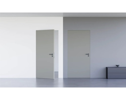 Pertura Wandbündige Zimmertür Vidar HPL RAL 7037 staubgrau 883x2376 mm inkl. Blockzarge wandbündig, Magnetfallenschloss unverschließbar (UV) Edelstahl DIN Links (nach außen öffnend) Zwei Zimmertüren, eine geöffnet und eine geschlossen, in einem hellen Raum
