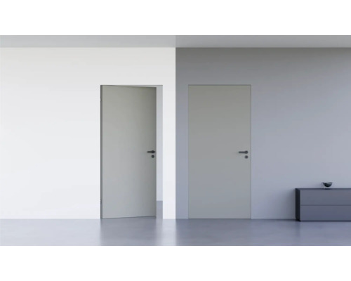 Pertura Wandbündige Zimmertür Vidar HPL RAL 7037 staubgrau 883x2126 mm inkl. Blockzarge wandbündig, Magnetfallenschloss WC Schwarz DIN Rechts reverse (nach innen öffnend) Zwei Innentüren in einem hellen Raum, eine geöffnet, eine geschlossen