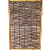 Sichtschutzzaun aus Weide mit Holzrahmen