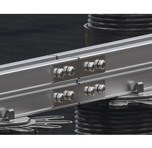 Detailansicht von Unterkonstruktion für Terrassendielen mit Schrauben