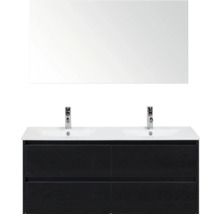 Badezimmer mit Spiegel, Waschtisch, Armaturen und Unterschrank