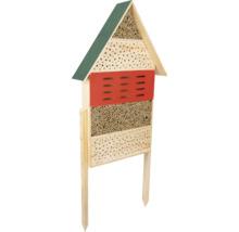 Insektenhotel aus Holz mit grünem Dach und verschiedenen Nistmaterialien