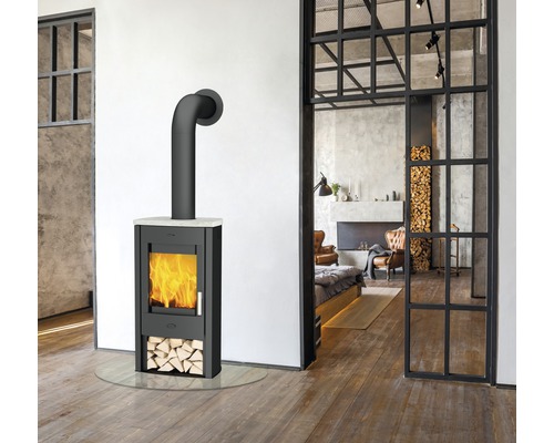 Kaminofen mit Holz in modernem Wohnraum